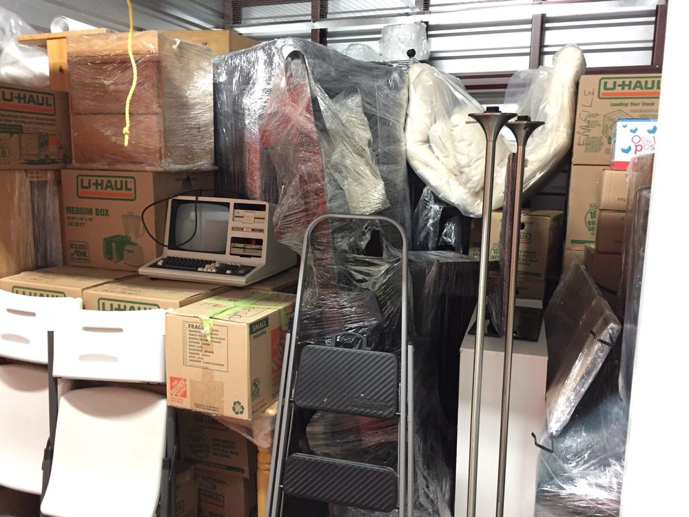 Local movers working efficiently in Downey CA homes